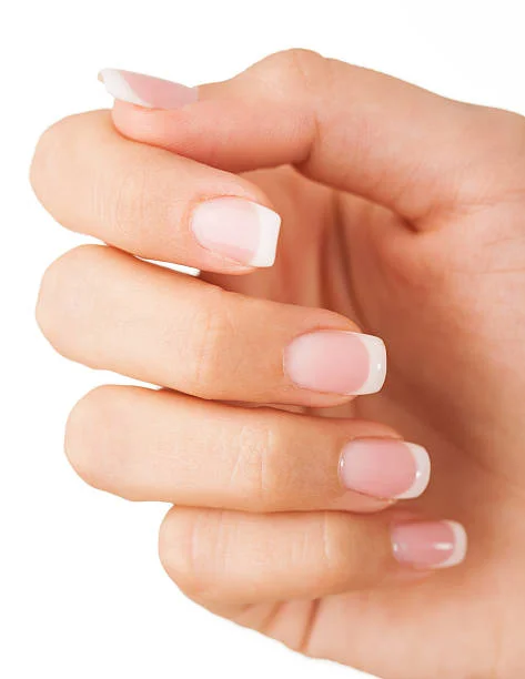 Manicura Americana: la nueva tendencia que reemplaza a la manicura francesa